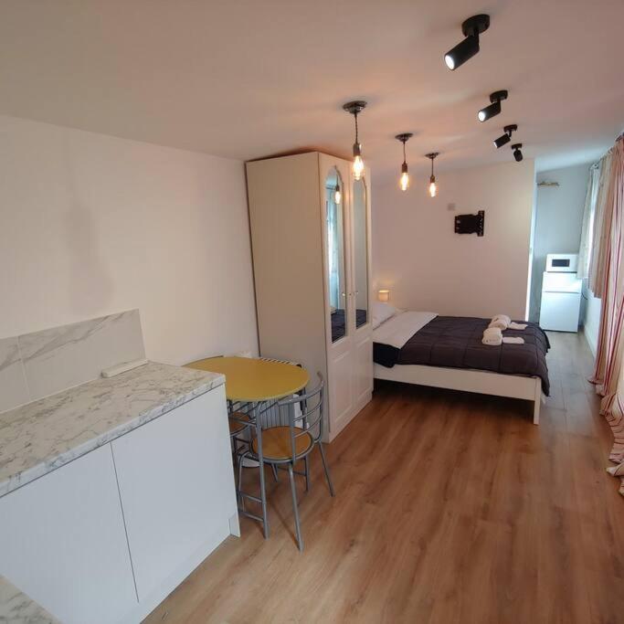 Self Contained, Double Bed Studio, Private Kitchen, Private Bath, Walking Distance To Harry Potter Watford  Eksteriør bilde