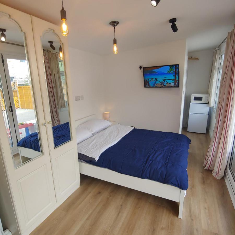 Self Contained, Double Bed Studio, Private Kitchen, Private Bath, Walking Distance To Harry Potter Watford  Eksteriør bilde