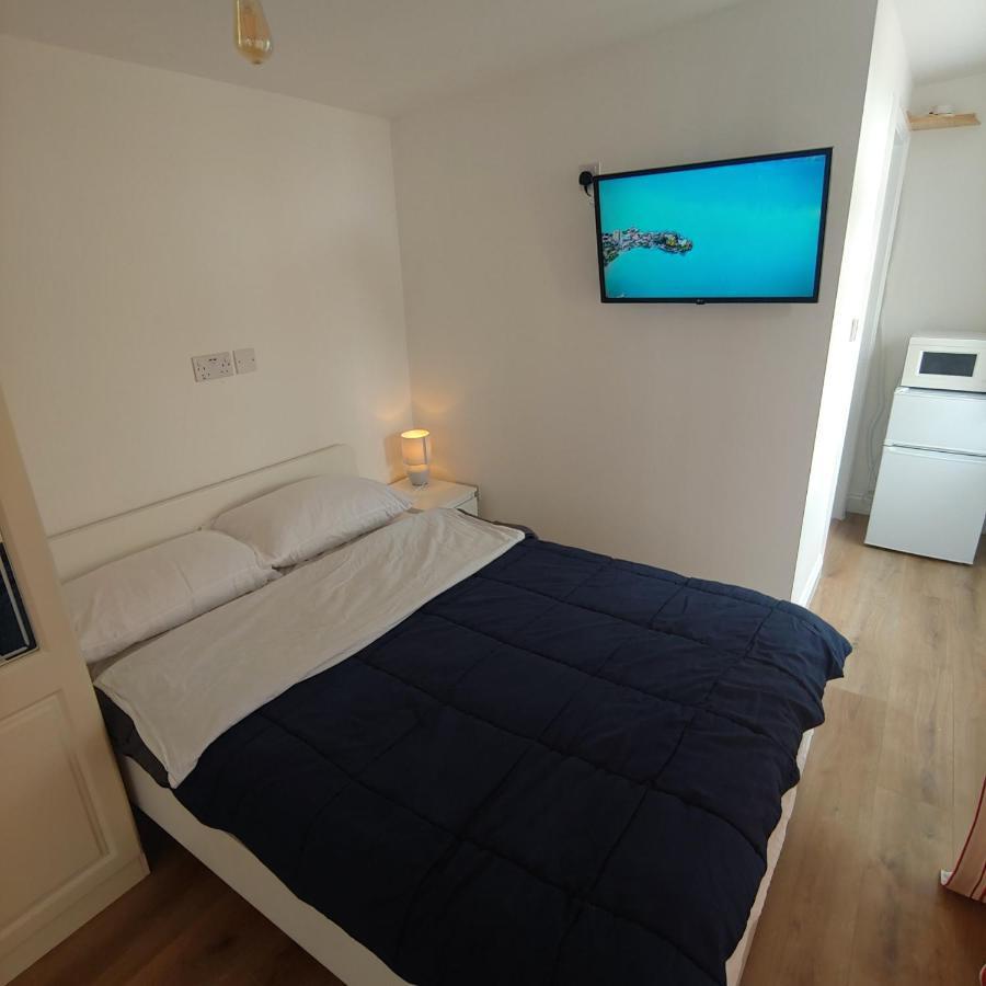 Self Contained, Double Bed Studio, Private Kitchen, Private Bath, Walking Distance To Harry Potter Watford  Eksteriør bilde
