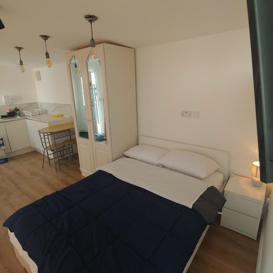 Self Contained, Double Bed Studio, Private Kitchen, Private Bath, Walking Distance To Harry Potter Watford  Eksteriør bilde