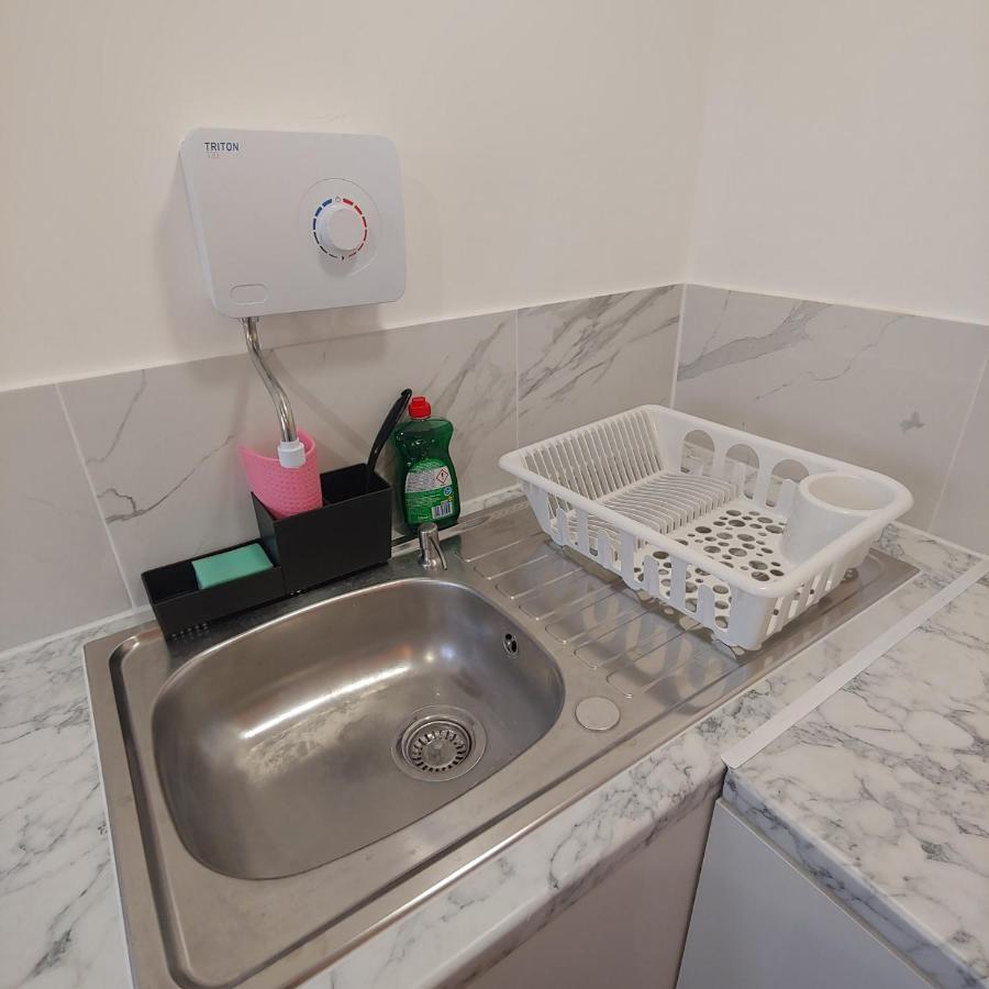 Self Contained, Double Bed Studio, Private Kitchen, Private Bath, Walking Distance To Harry Potter Watford  Eksteriør bilde