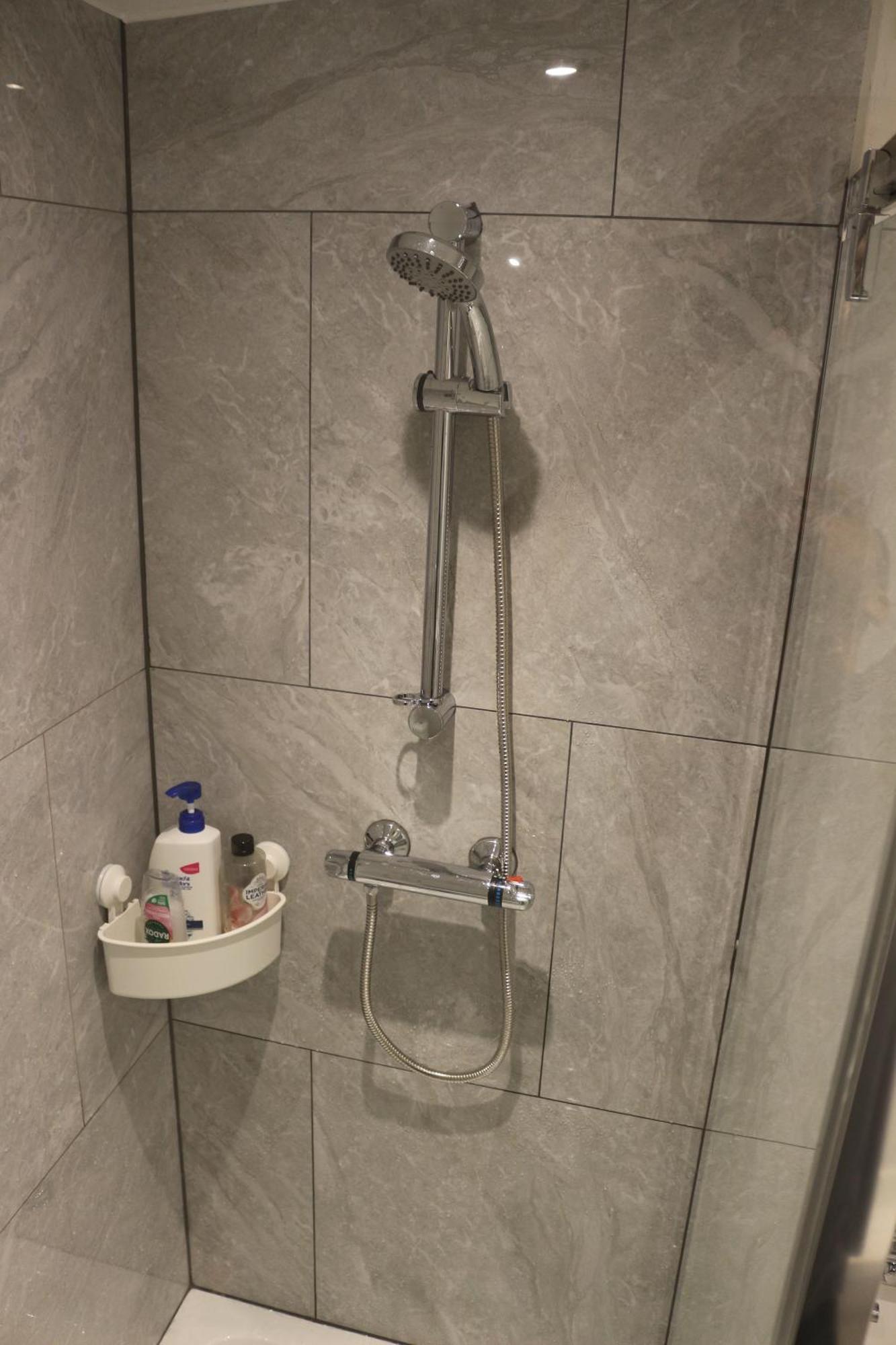 Self Contained, Double Bed Studio, Private Kitchen, Private Bath, Walking Distance To Harry Potter Watford  Eksteriør bilde