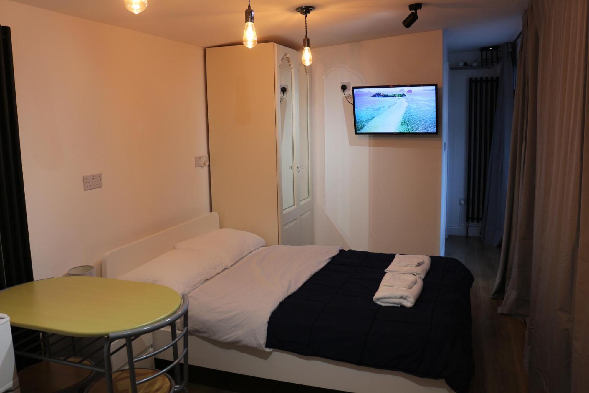 Self Contained, Double Bed Studio, Private Kitchen, Private Bath, Walking Distance To Harry Potter Watford  Eksteriør bilde